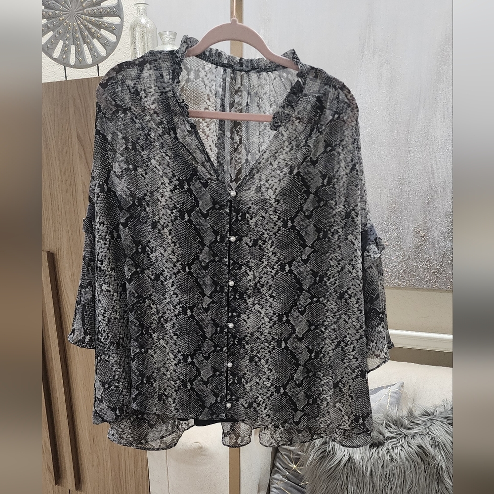 NEW!!! Womens Blouse With Bell Sleeves And Pearl Buttons,Sz 1X - Picture 3 of 10